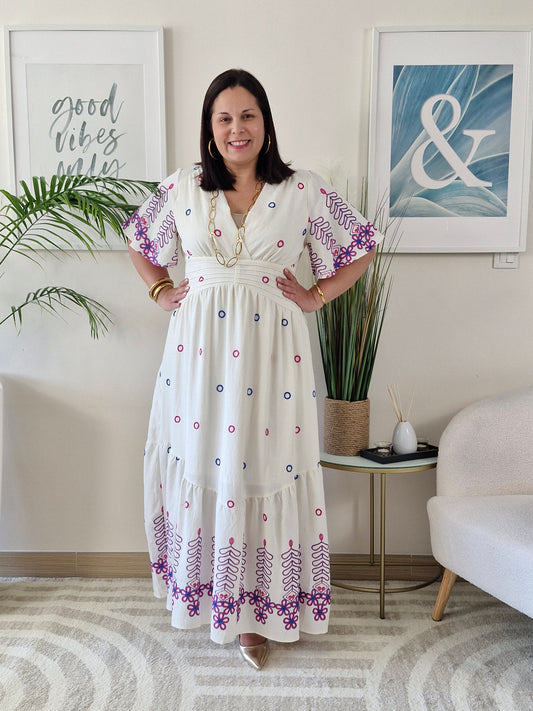 Robe longue bohéme blanche avec broderies roses et violettes TANIA Grande taille