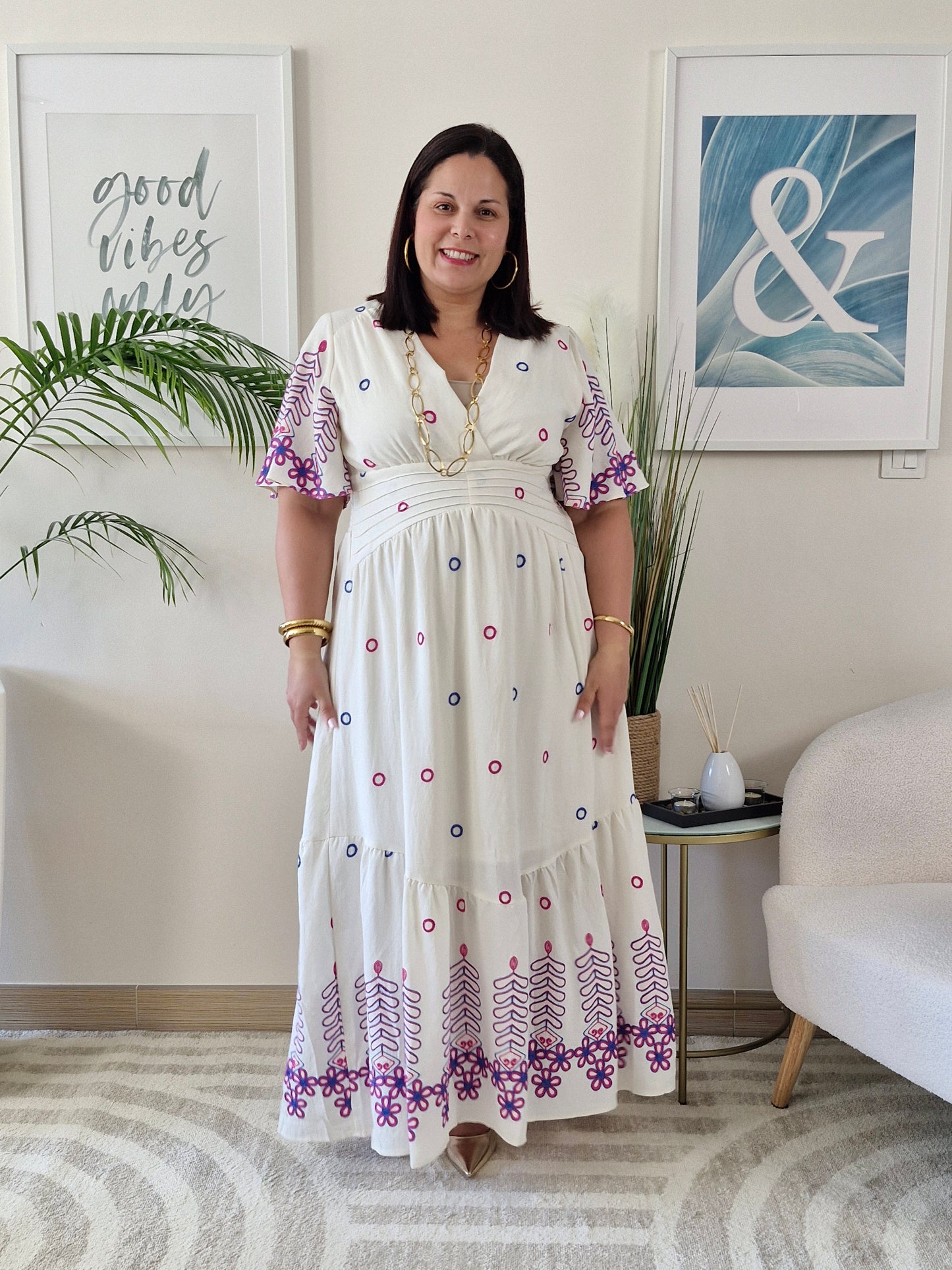 Robe longue bohéme blanche avec broderies roses et violettes TANIA Grande taille