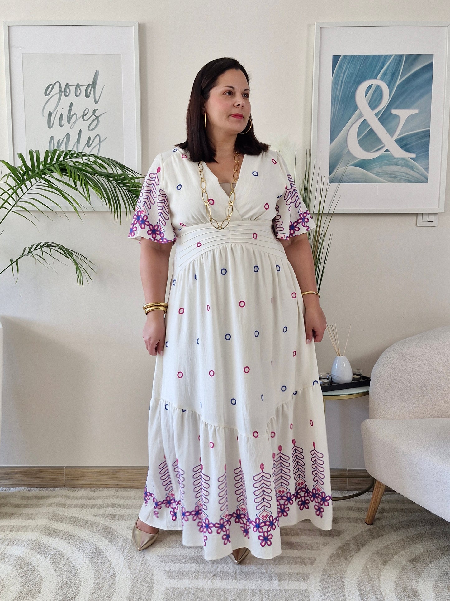 Robe longue bohéme blanche avec broderies roses et violettes TANIA Grande taille