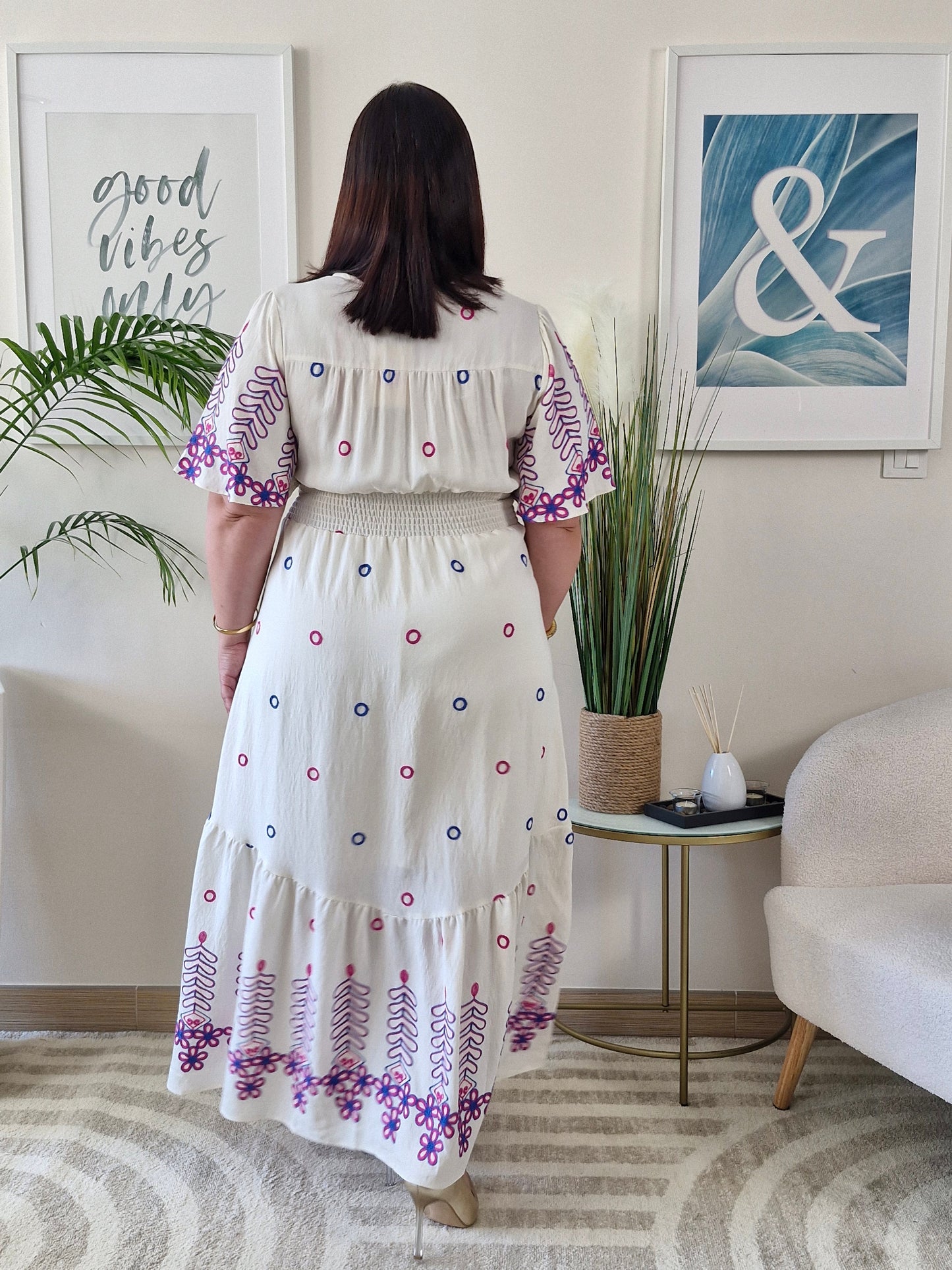 Robe longue bohéme blanche avec broderies roses et violettes TANIA Grande taille