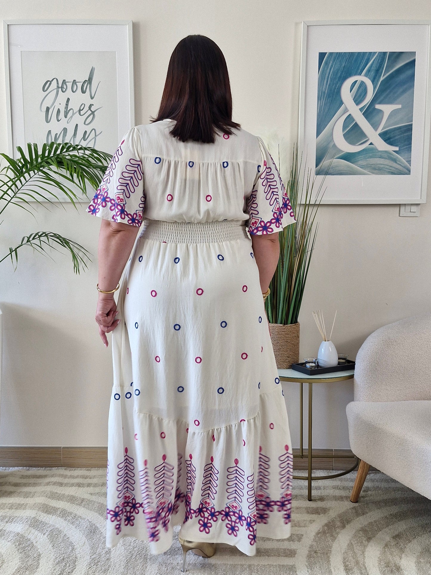 Robe longue bohéme blanche avec broderies roses et violettes TANIA Grande taille