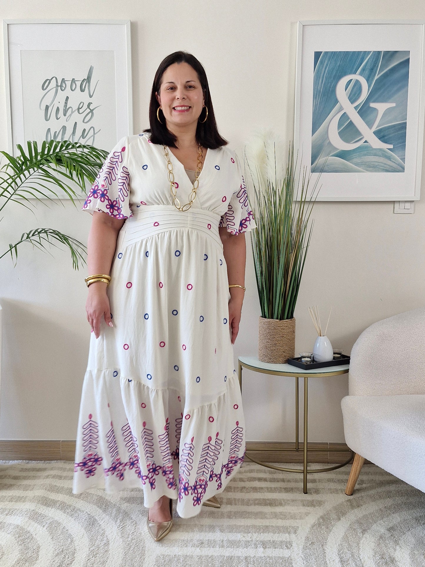 Robe longue bohéme blanche avec broderies roses et violettes TANIA Grande taille