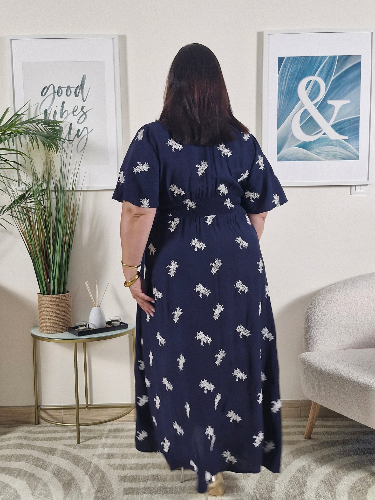 Robe longue été bleue marine et fleurs blanches brodées MAGUY