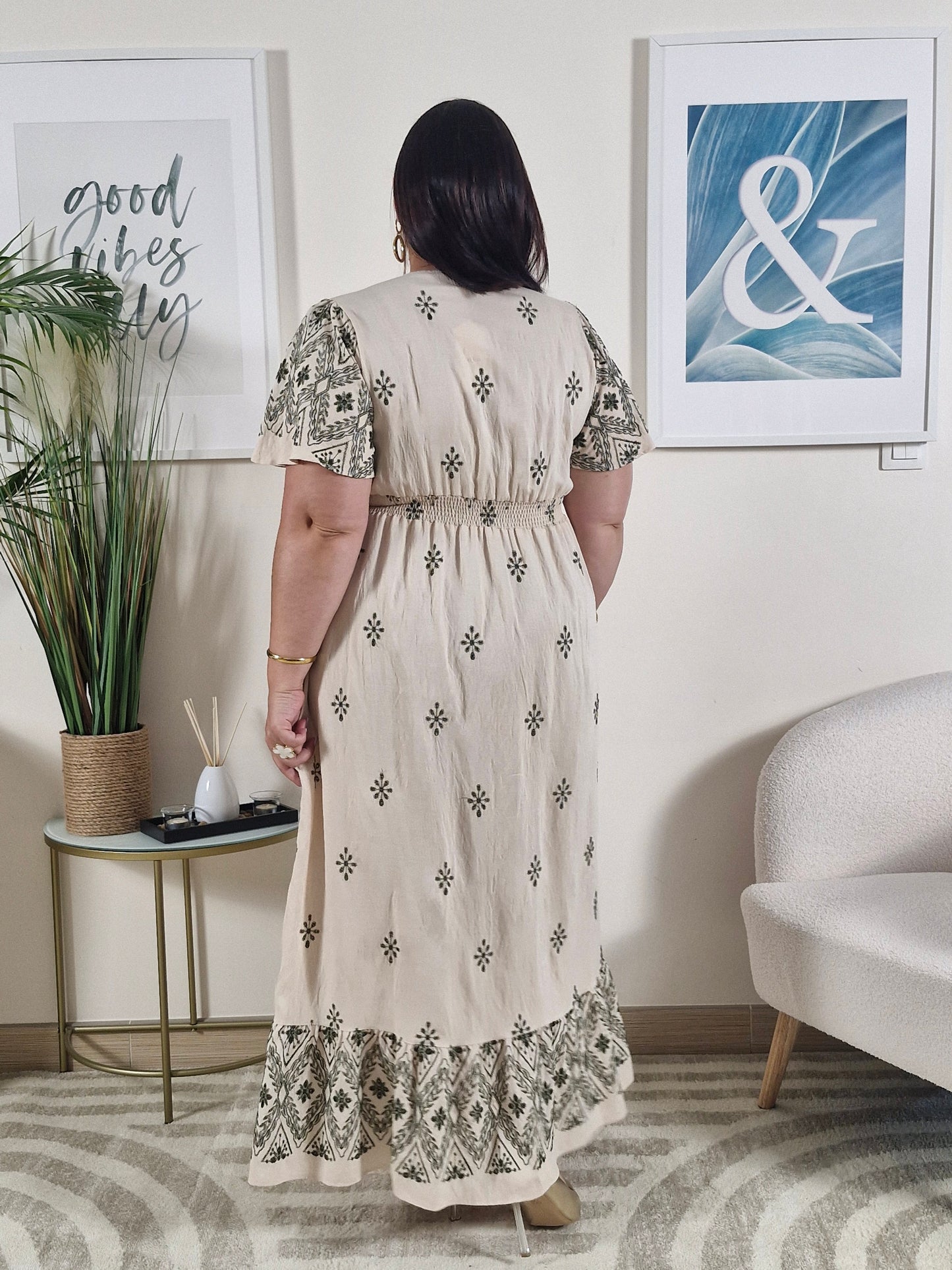 Robe longue beige et motifs kaki brodés_Grande Taille_ PAMELA