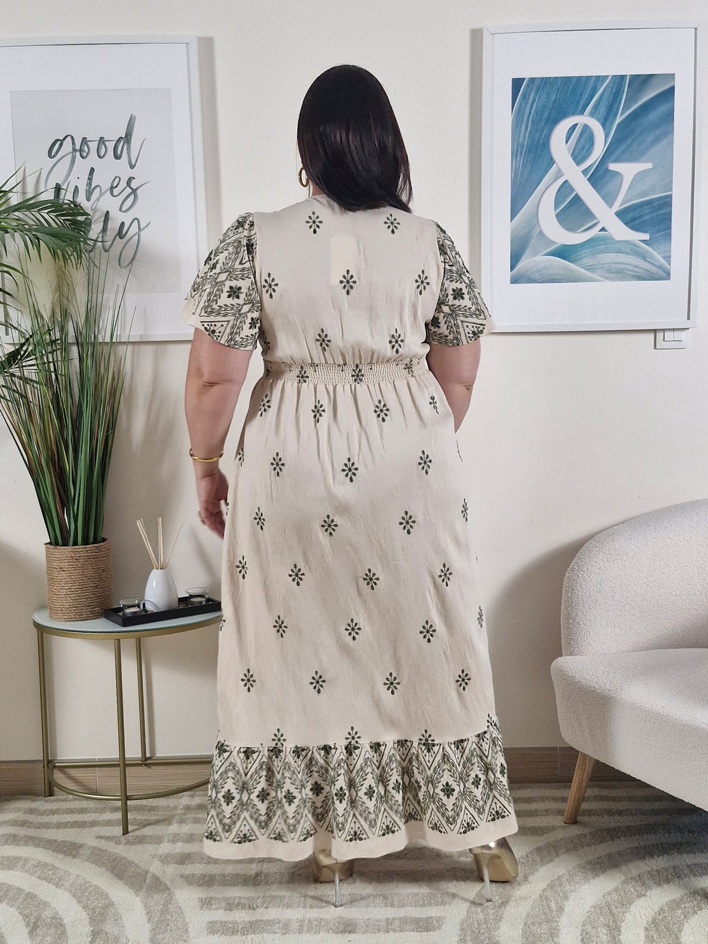 Robe longue beige et motifs kaki brodés_Grande Taille_ PAMELA